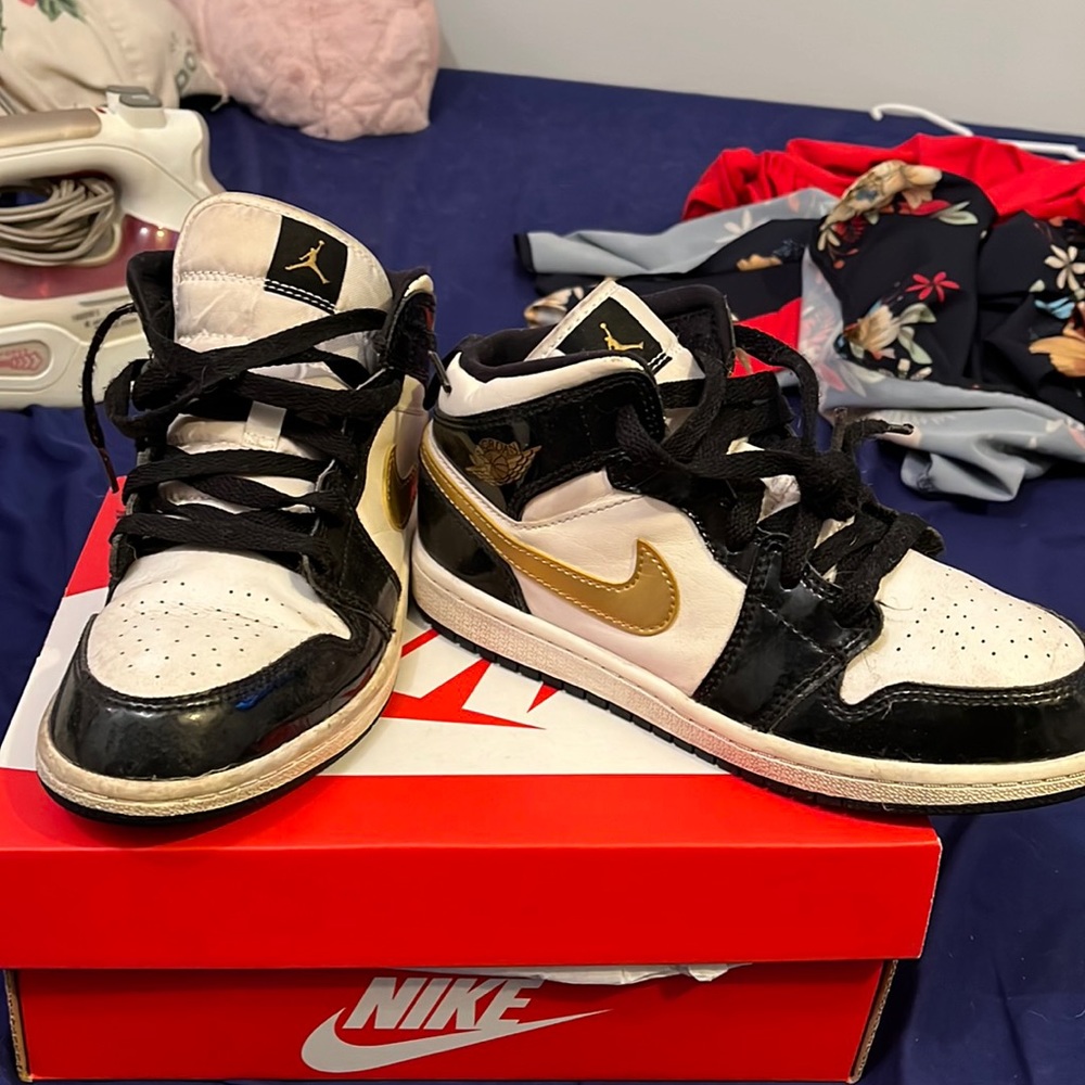 Boys Nike Mid Jordan 1 Black/Gold Size 2.5